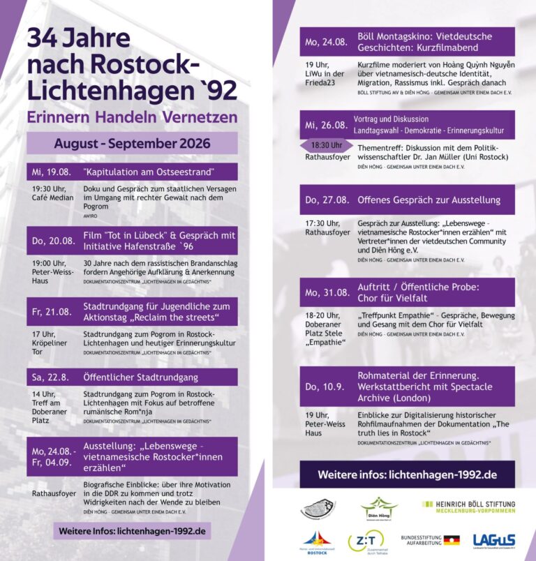 Eine Tabelle mit Daten von Veranstaltungen zum 34. Jahrestag des Pogroms von Rostock Lichtenhagen die Schrift ist dunkel-lila Farben im Hintergrund ist das Sonnenblumenhaus in schwarz-weis zu sehen