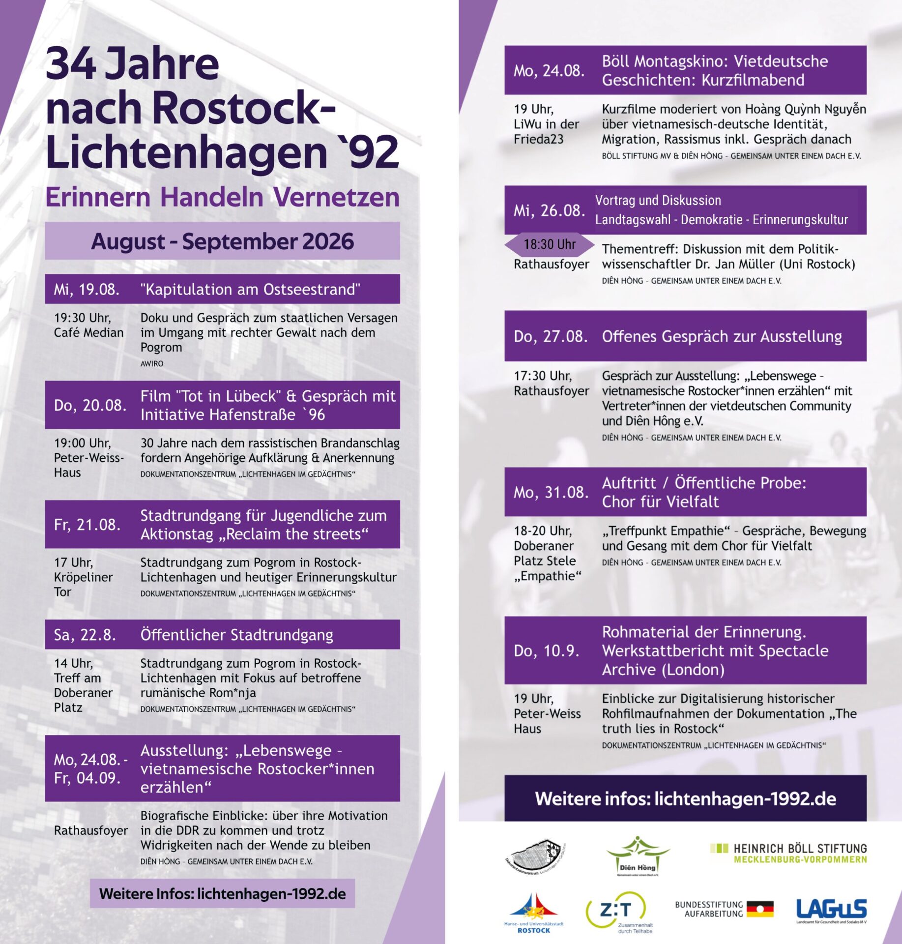 Eine Tabelle mit Daten von Veranstaltungen zum 34. Jahrestag des Pogroms von Rostock Lichtenhagen die Schrift ist dunkel-lila Farben im Hintergrund ist das Sonnenblumenhaus in schwarz-weis zu sehen